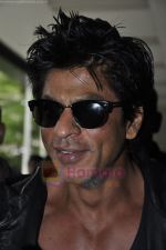 Shahrukh Khan & family return from london in Mumbai Airport  on 14th July 2011 (25).JPG